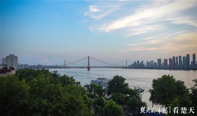 |江城夕阳美如画，微微江风醉晚霞