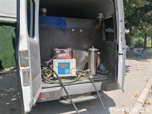 |黑加油车藏身断头路，民警现场抓获涉事男子