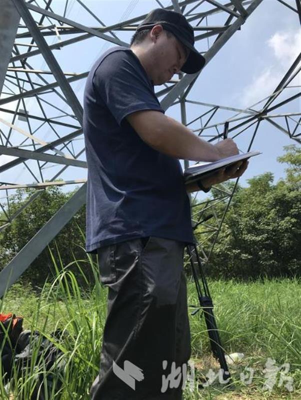 |高空中，他纵身抓住500千伏输电线