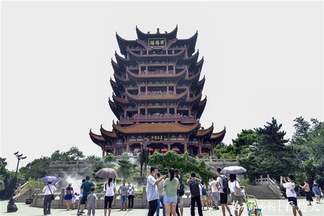 |黄鹤楼公园免费开放的首个周末，游客量激增到12000多人