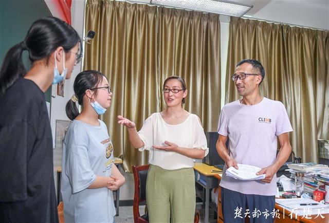 |稳定又高效！武汉这所中学老师“抱团”结婚，15对夫妻扎根教育一线