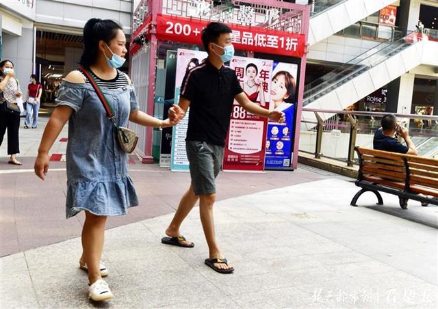 |武汉的大学生陆续返程，光谷步行街开启人来人往模式