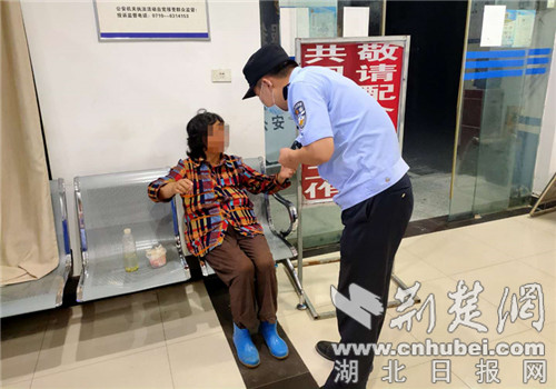 |枣阳民警深夜护送走失女子回家