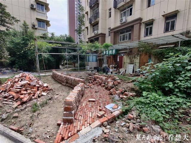 |一楼住户私自在小区围墙打洞，城管公安介入后恢复原貌