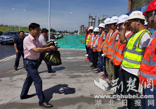 |东津新区夏日为一线工地送清凉