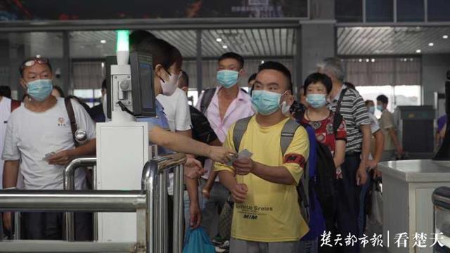 |湖北恩施火车站疫后单日发送人首次破万