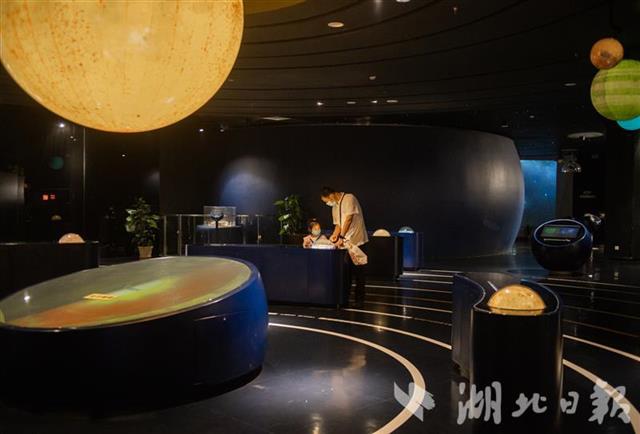 |武汉科技馆里探寻科学奥秘