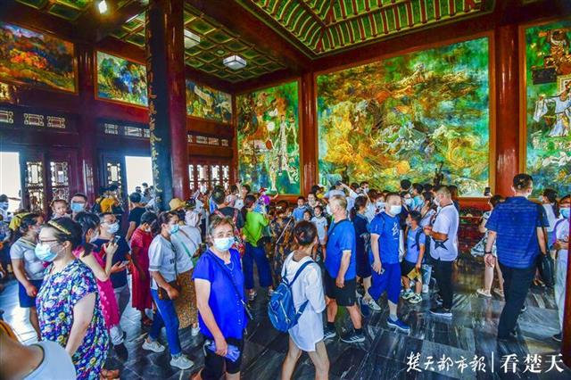 |黄鹤楼公园免费开放的首个周末，游客量激增到12000多人