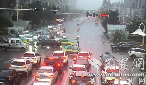 |暴雨来袭 襄阳雨中执勤民警收到两把爱心伞