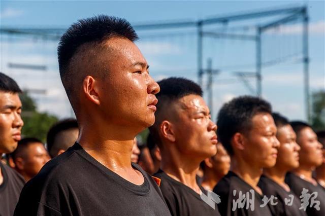 |武汉辅警头顶烈日练兵