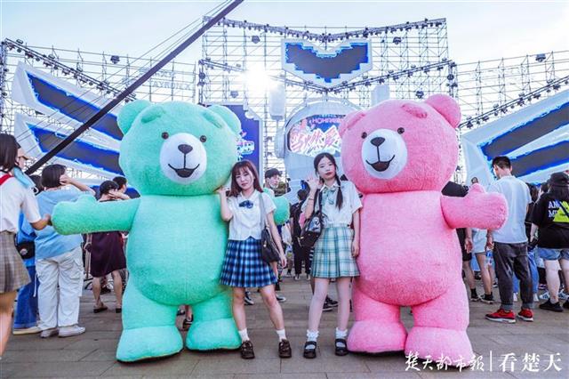 |夜色撩人暑热初褪，武汉年轻人畅享电音节