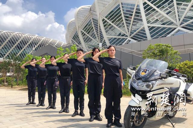 |夏练三伏！光谷汉警快骑女队员顶着烈日训练