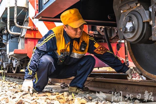 |烈日下，他们挥汗如雨保障中欧班列安全正点开行