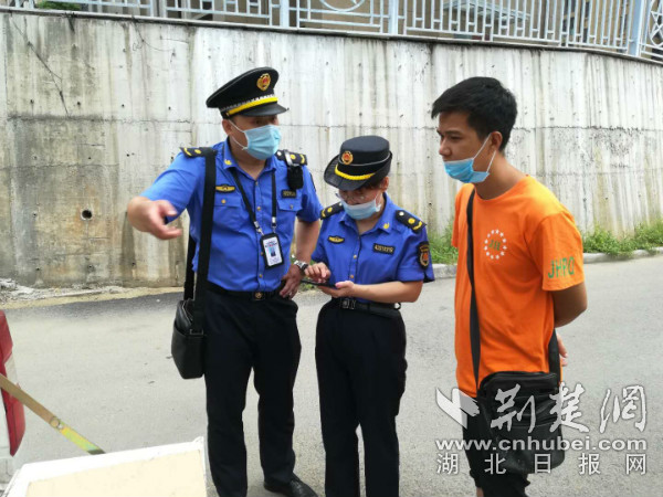 |送气工“兼职”卖燃气灶 城管一查全部不合格