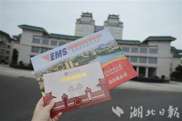 |中南民大研究生为“萌新”设计录取通知书