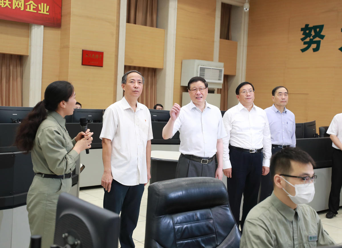 |用心用情关爱广大劳动者！应勇王晓东看望慰问高温下一线劳动者