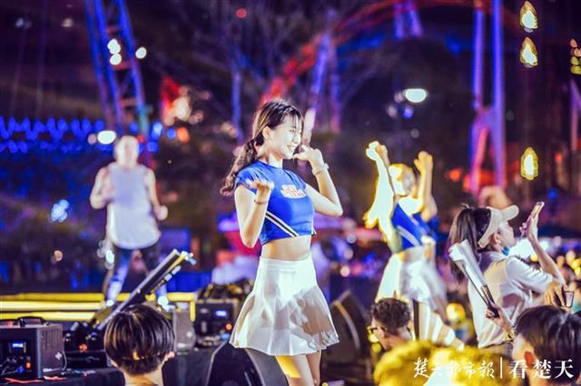 |夜色撩人暑热初褪，武汉年轻人畅享电音节