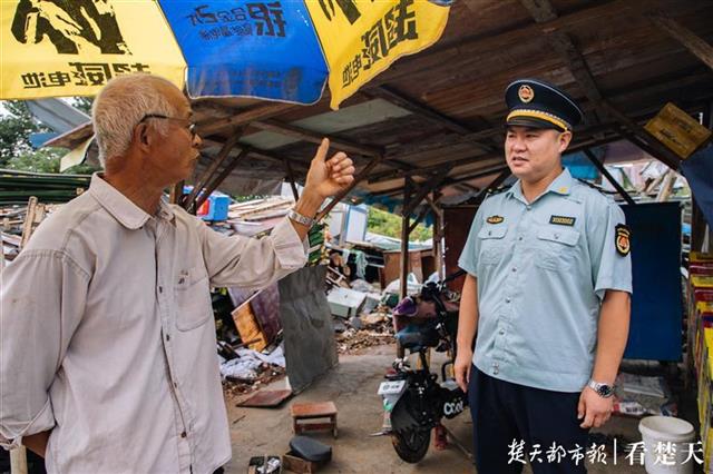 |暖心！修车摊占道经营20年，城管没有一拆了之，还助七旬老人易地重开张