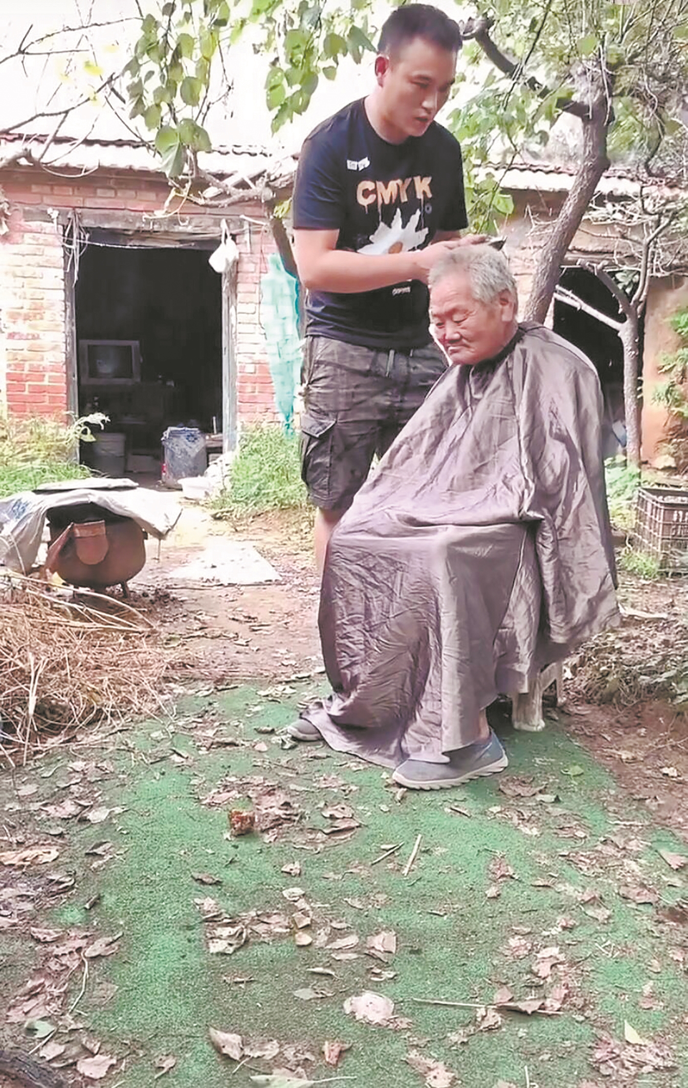 |小伙免费为300多农村老人理发照相 临沂理发师走红网络