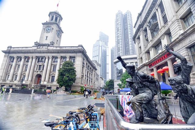 |江汉路步行街！重启试运营首日，市民纷纷冒雨来打卡