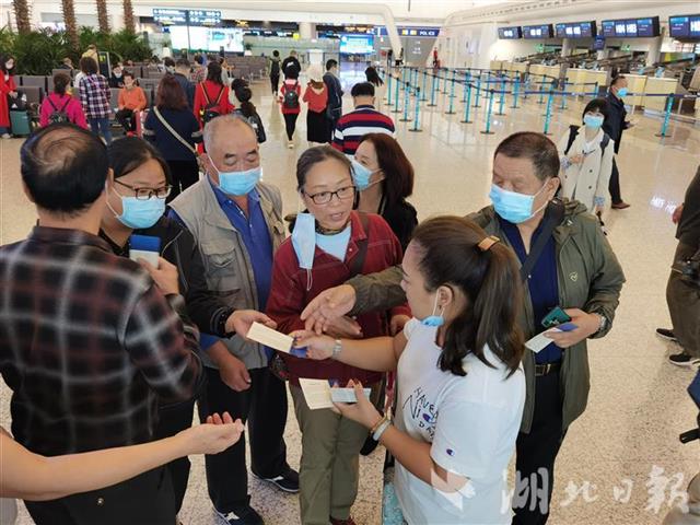|湖北发出今年首个援疆旅游包机团