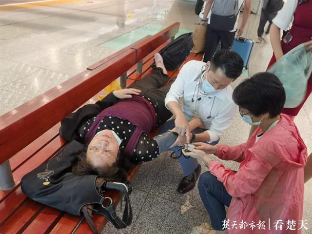 |疫后首访武汉再结新缘分，援鄂医生高铁上紧急救人