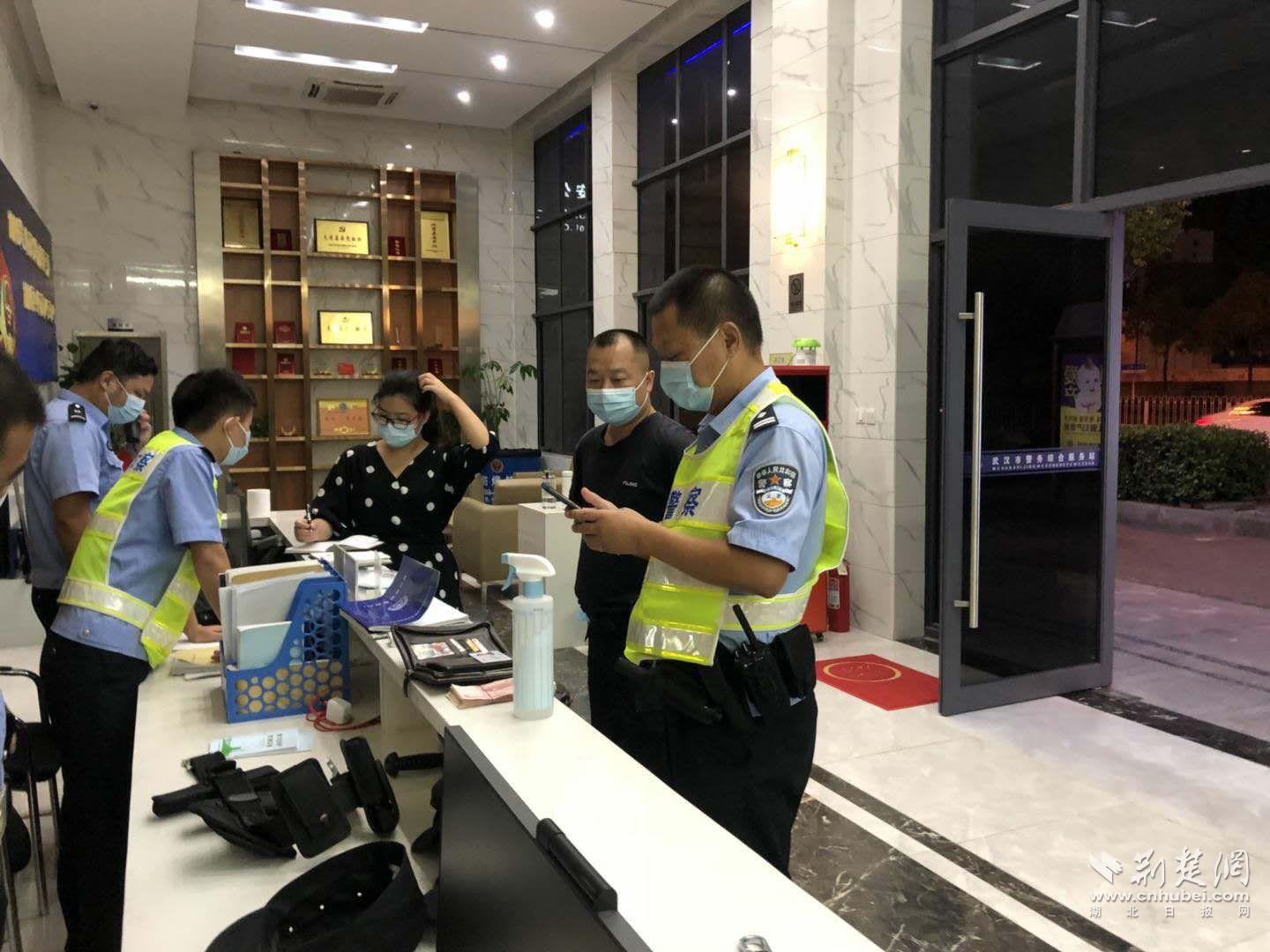 |捡到满是百元钞票的钱包后，她拦下了正在巡逻的警车