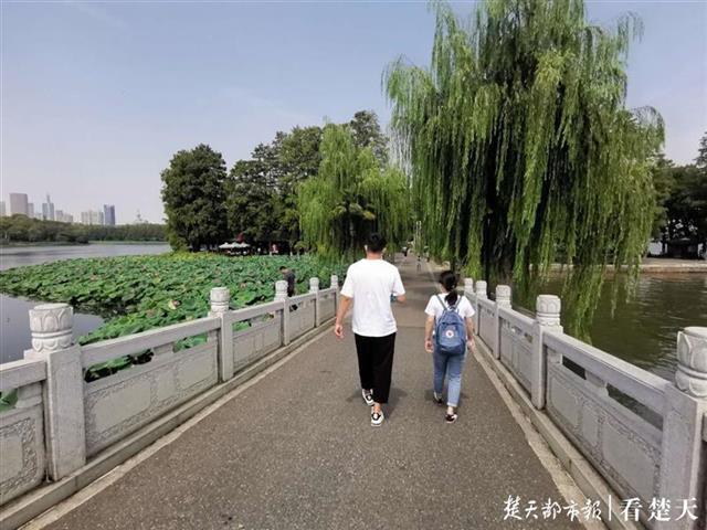 |疫情期间滞留江城当志愿者，“大连”重回武汉：出机场就想哭