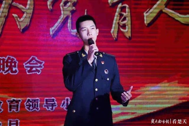 |从定向培养士官生到签约作家，这名大学生“自强之星”逐梦前行