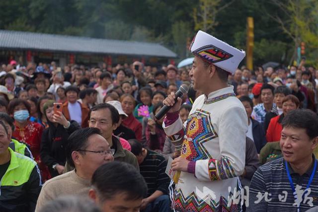 |中国文联省文联文艺志愿者送文艺下乡 “庆丰收”系列演出搅热鄂西乡村