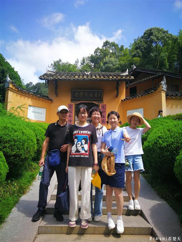 神仙友谊！湖南女生把滞留外地武汉女孩接回家，同吃同住考上同一大学