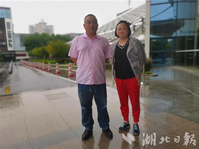 |国庆将至，武汉两位出租车志愿者喊话援鄂医疗队：“你们游武汉，我们来接送”