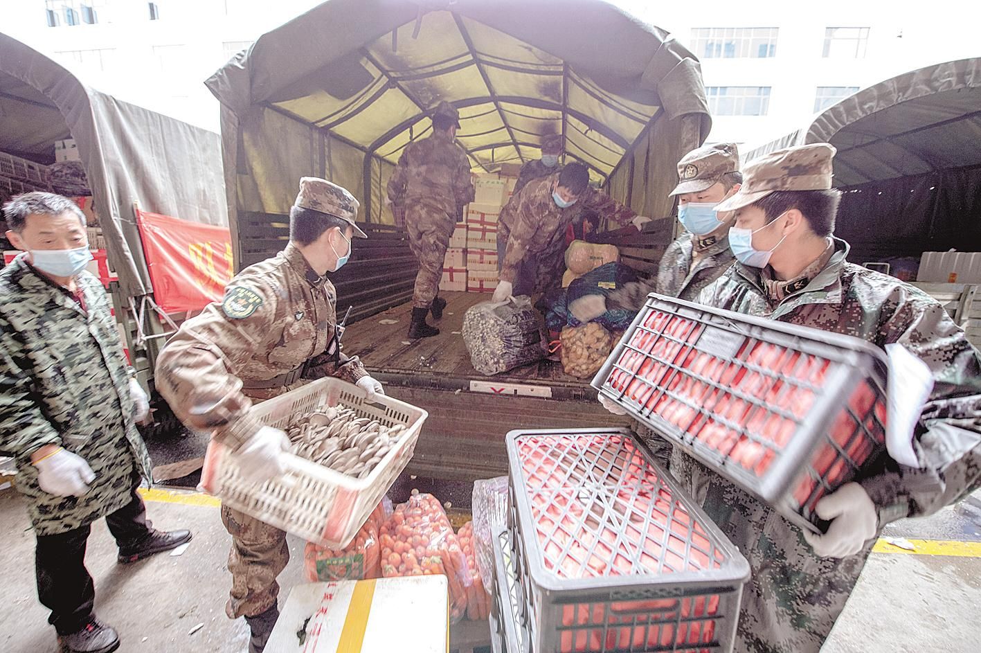 |钢铁长城 守护生命 ——人民子弟兵以行动书写绝对忠诚