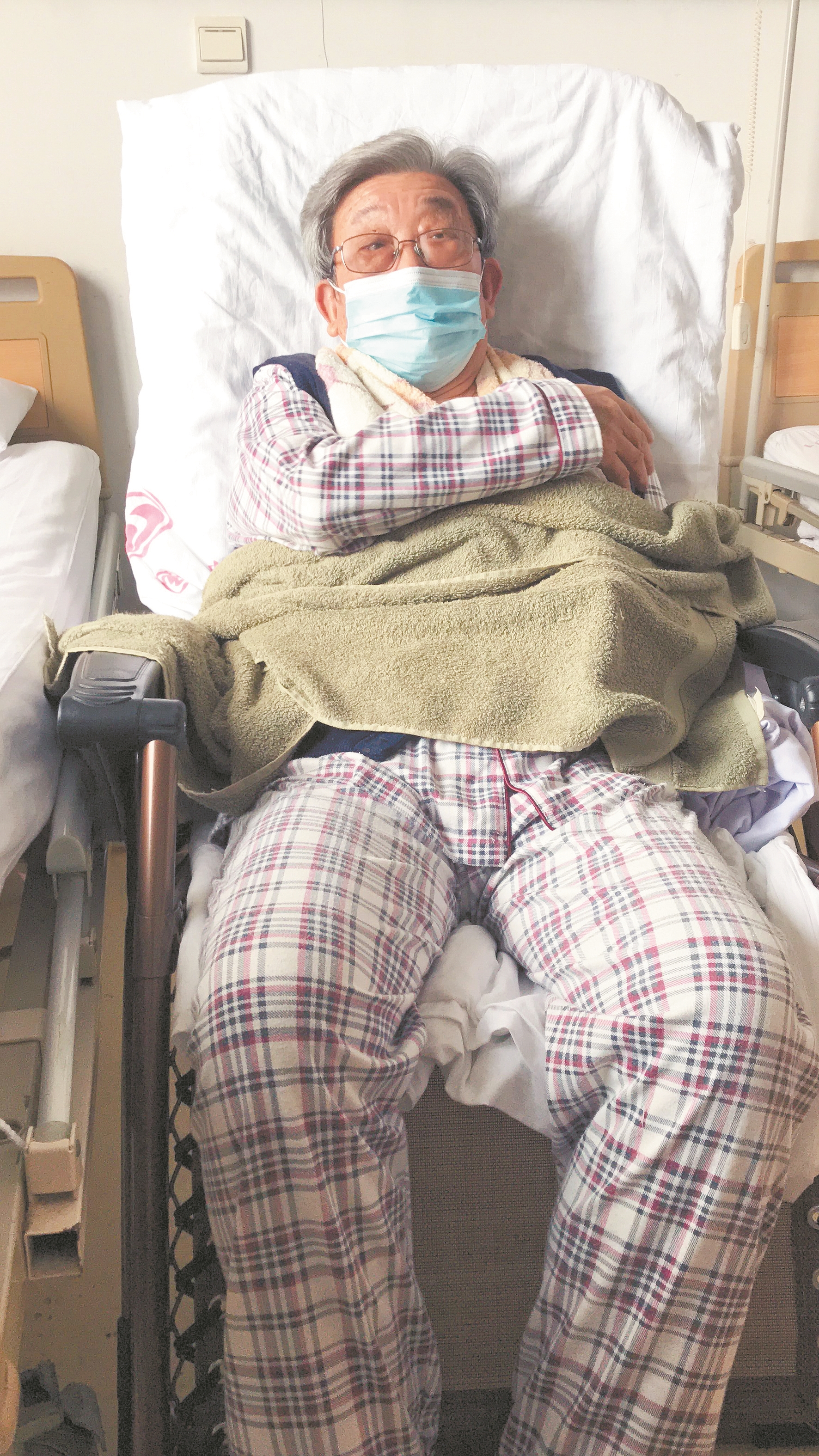 |八旬爹爹赶公交疑似被人绊倒摔成骨折 不愿找肇事人追责 只想寻救助者感恩