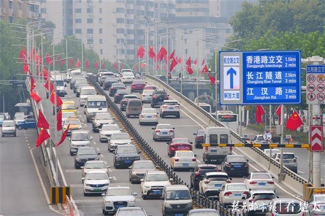 |武汉全城“飘红”！4万面国旗妆点江城