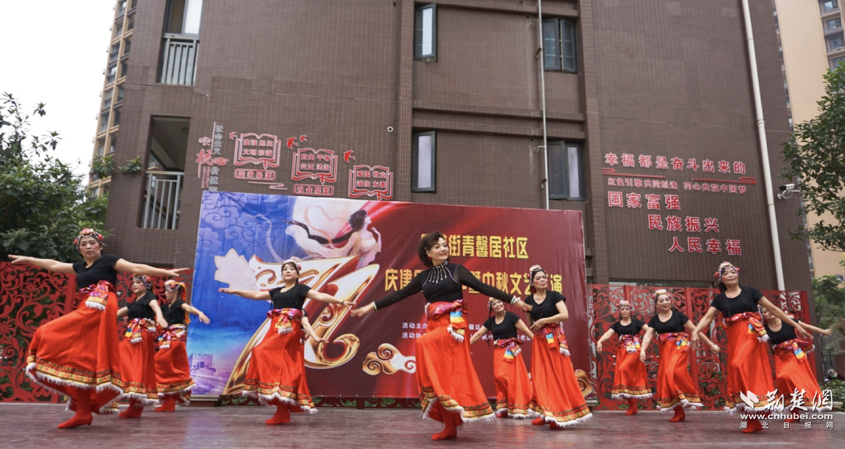 |青山区青馨居社区载歌载舞喜迎国庆中秋佳节