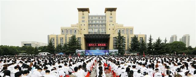 |江大开学典礼上，校长特别致敬一位抗疫英雄