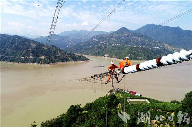 |跨越长江，电网工人峡江上走网丝