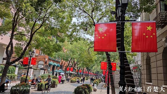 |武汉统一标准挂国旗、迎国庆，节日氛围浓厚
