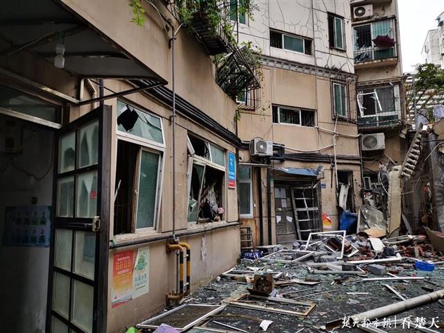 |餐馆操作间发生爆燃，小区多处房屋受损，有人员受伤