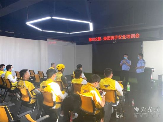 |鄂州交警全力“减量控大” 提升文明交通管理水平