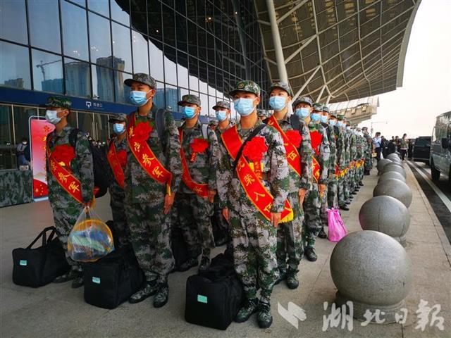 |向军营出发！湖北省2020年首批新兵起运