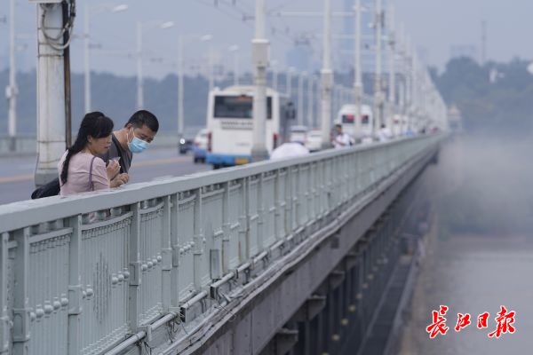 淡淡的雨雾笼罩着江城 长江大桥上的游客在桥面上一睹城市美景(图2)