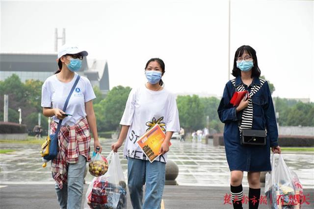 |暖！5名大学新生生日来校报到，校长送上长寿面
