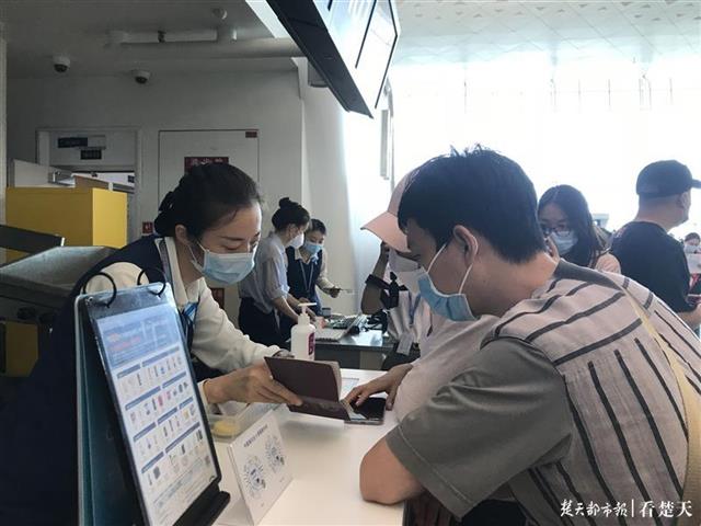 |刚刚！时隔8个月，武汉首条国际客运航线复航