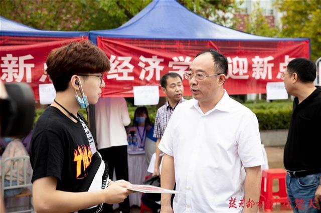 |暖！5名大学新生生日来校报到，校长送上长寿面