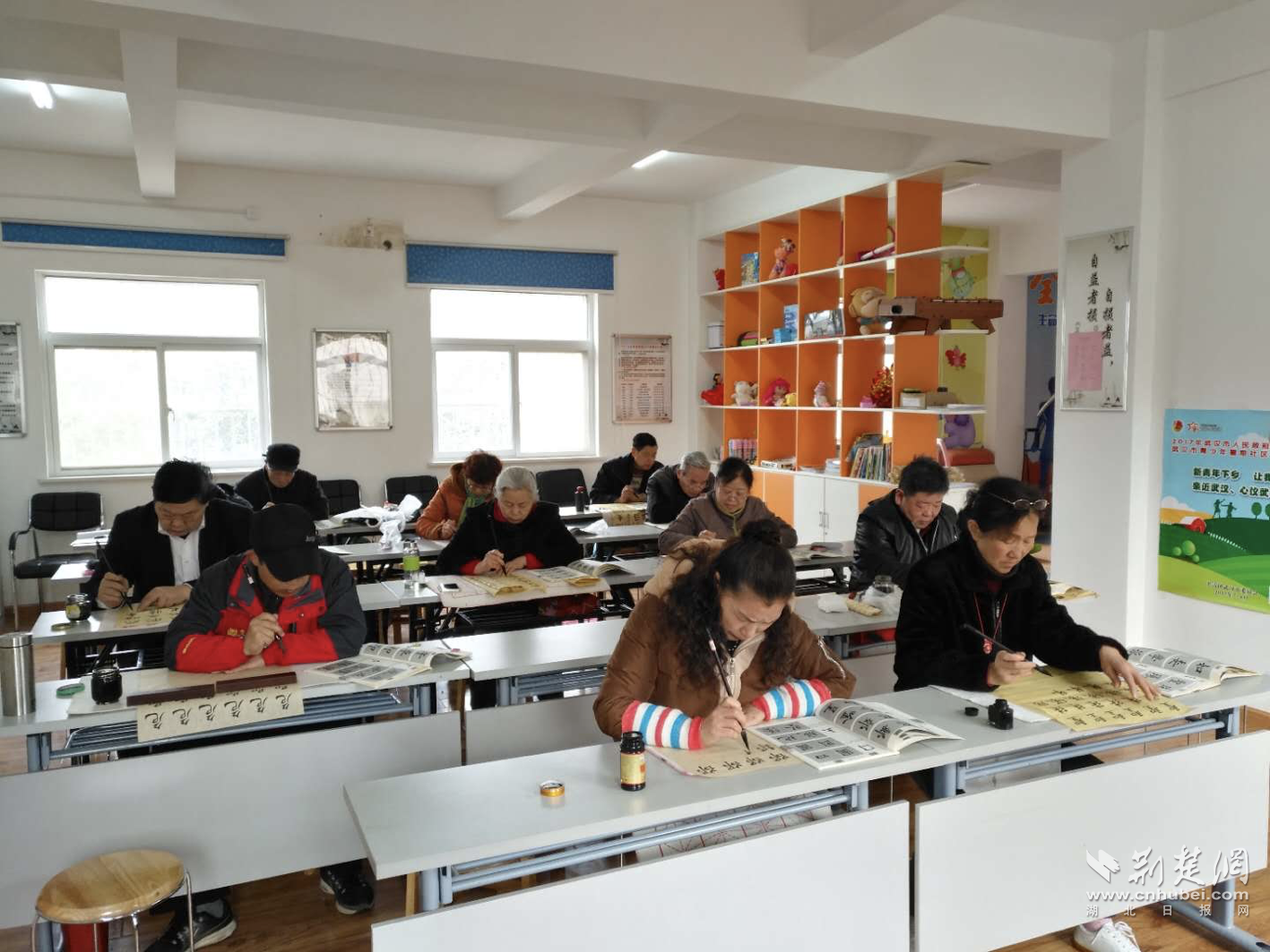 |退休党员带领百余居民用书画记录抗疫感动瞬间