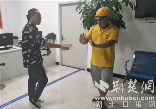 |襄阳外卖小哥拾金不昧民警接力物归原主