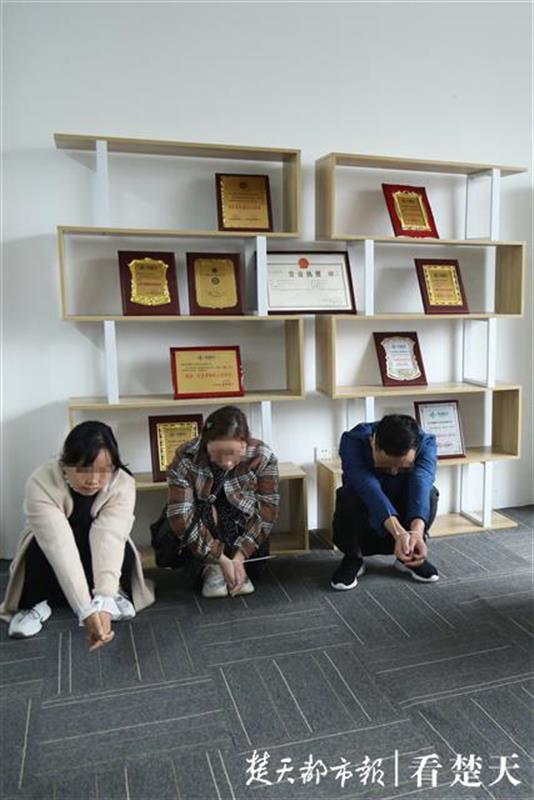 |10块奖牌摆满“荣誉墙”竟是诈骗窝点，武汉警方端掉代理加工诈骗团伙