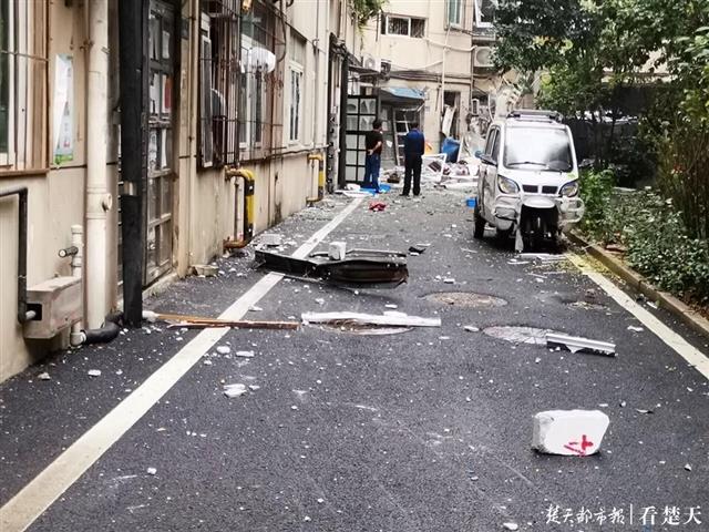|餐馆操作间发生爆燃，小区多处房屋受损，有人员受伤